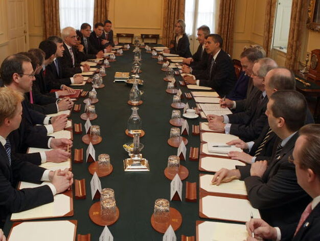 Los l&iacute;deres de los pa&iacute;ses del G-20 en el 'Cabinet Room' del 10 de Downing Street

Foto: Reuters