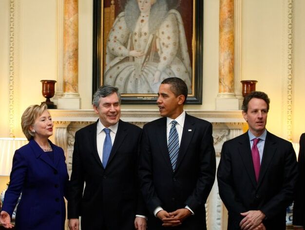 Hillary Clinton, Gordon Brown, Barack Obama y Timothy Geithner, ministro de Finanzas, posan en el 10 de Downing Street

Foto: Reuters