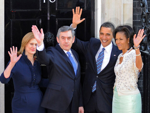 Sarah y Gordon Brown saludan con Michelle y Barack Obama delante del 10 de Downing Street

Foto: Reuters