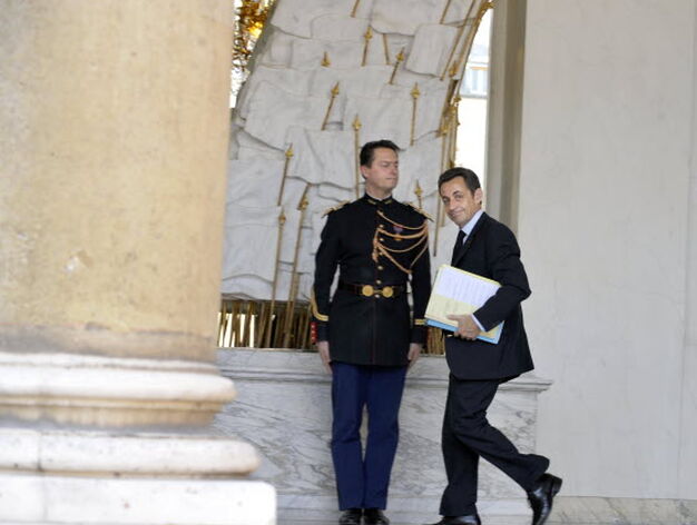 Nicolas Sarkozy se encamina del palacio Elysee a Londres

Foto: AFP/EFE/Reuters