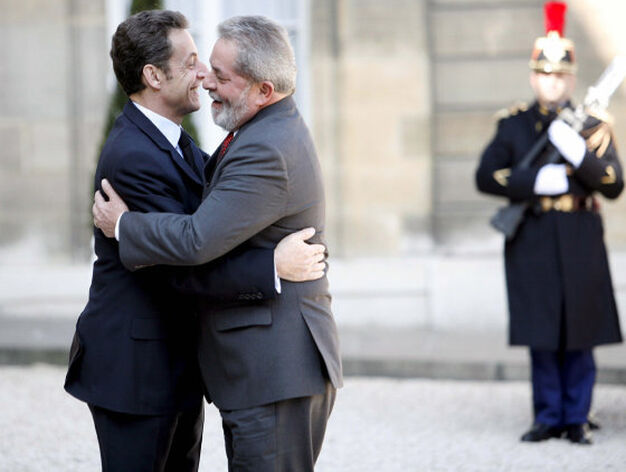 El presidente franc&eacute;s Nicol&aacute;s Sarkozy saluda a su hom&oacute;logo brasile&ntilde;o, Luiz Inacio Lula Da Silva

Foto: EFE