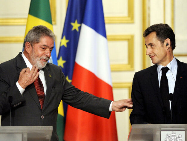 Nicol&aacute;s Sarkozy escucha a Luiz Inacio Lula Da Silva

Foto: EFE