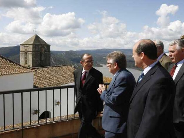 La Diputaci&oacute;n ha inaugurado un hotel de tres estrellas y nueve habitaciones en el alc&aacute;zar del castillo de Castellar

Foto: J. M. Qui&ntilde;ones