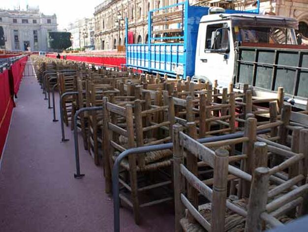 Cientos de sillas aguardan la llegada de la Semana Santa en la carrera oficial.

Foto: Marisa Rivera