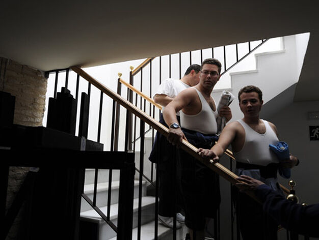 Tres costaleros entran en la Casa Hermandad.

Foto: Antonio Pizarro
