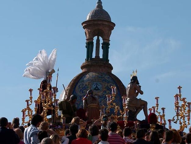 El paso de misterio, a la altura de la capilla del Carmen, se dirige a Sevilla.

Foto: Manuel G?
