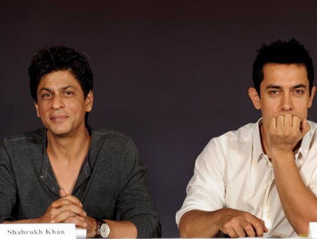 Los actores y productores 'Bollywood' Shah Rukh Khan y Aamir Khan posan durante una rueda de prensa en Mumbai.

Foto: Reuters