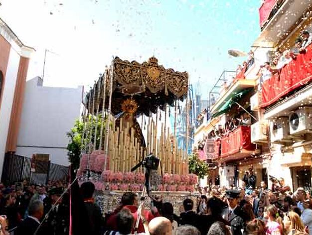 Petalada a la Virgen del Cerro a su paso por la calles del Barrio.

Foto: Manuel G&oacute;mez