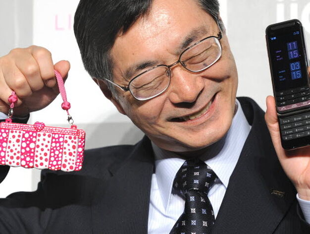 Tadasbhi Onodera, presidente del grupo KDDI, introduce el nuevo m&oacute;vil gigante jap&oacute;nes.

Foto: AFP