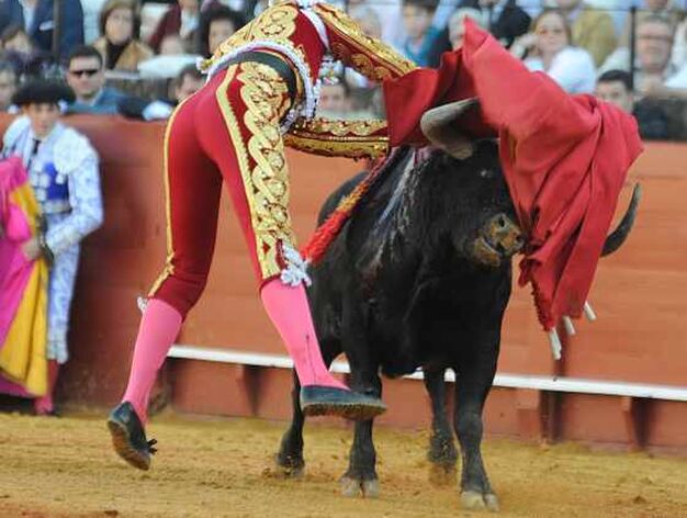 Cort&eacute;s salta para clavar la estocada al toro.

Foto: Antonio Pizarro
