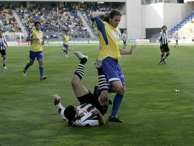 El centrocampista navarro levanta los brazos tras hacer falta a un jugador linense. 

Foto: Lourdes de Vicente