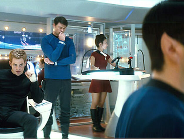Kirk (Chris Pine), en el sill&oacute;n de mando del 'Enterprise', ante Bones (Karl Urban) y Spock (Zachary Quinto).

Foto: Paramount Pictures