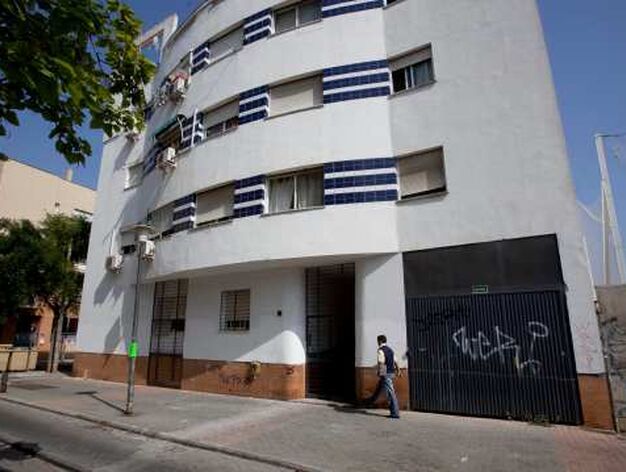 Fallada exterior de las viviendas sociales de Los Bermejales.

Foto: Bel&eacute;n Vargas, Jaime Mart&iacute;nez