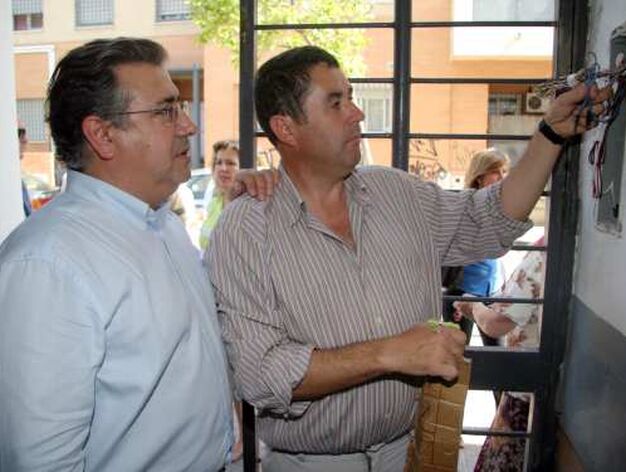 Vicente Vega, uno de los vecinos que pagan los 16 euros de comunidad, muestra a Zoido el estado del porterillo.

Foto: Bel&eacute;n Vargas, Jaime Mart&iacute;nez