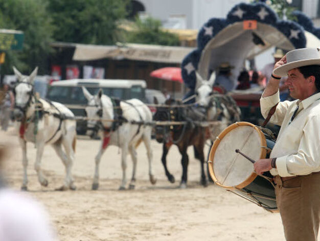El tamborilero pone m&uacute;sica a la partida de los romeros desde la aldea. 

Foto: Reportaje gr?co: Josue Correa