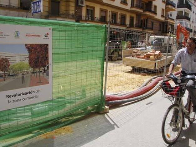 Un ciclista pasa por la zona acotada por la obra.

Foto: Victoria Hidalgo