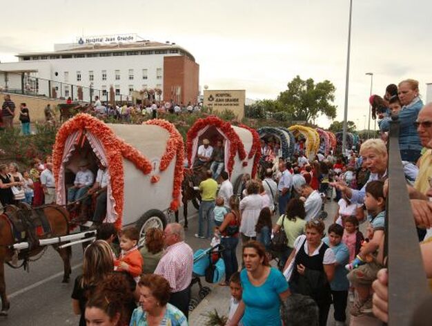 La comitiva rociera pasando ante el hospital San Juan Grande

Foto: Juan Carlos Toro