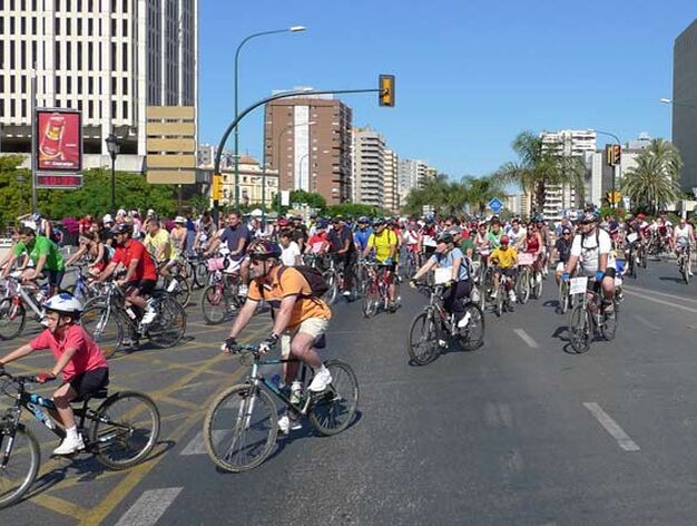 Unos 6.300 malague&ntilde;os recorren las calles de la capital en el VII D&iacute;a de la Bicicleta

Foto: Sergio Camacho