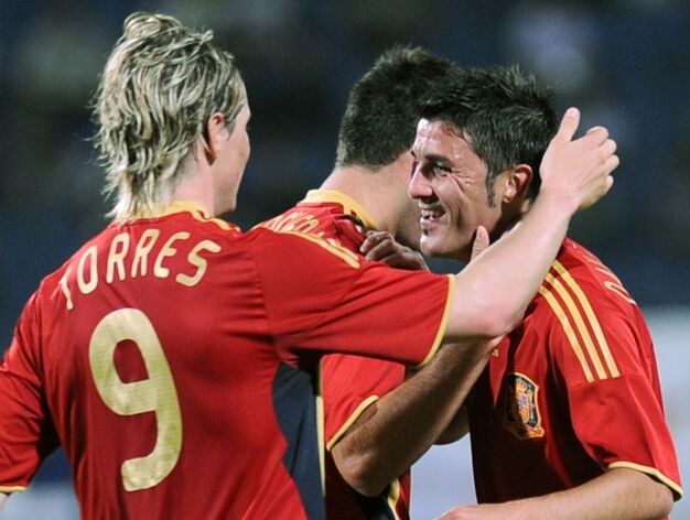 Torres y Marchena, con Villa tras la consecunci&oacute;n del tercer gol de penalti.