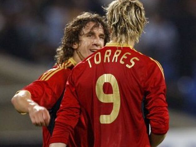 Puyol celebra con Torres el gol de &eacute;ste.