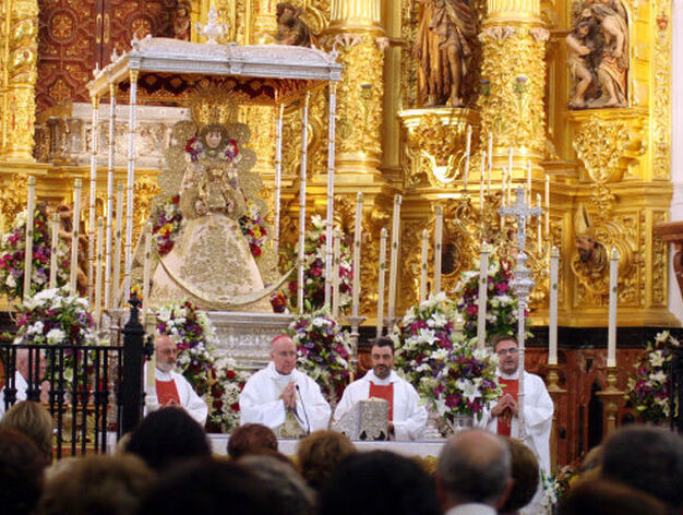 El obispo de Huelva, Jos&eacute; Vilaplana, celebr&oacute; la liturgia acompa&ntilde;ado de la interpretaci&oacute;n de la Coral de Bollullos Par del Condado.  



Foto: Reportaje fotografico: Alberto Dominguez