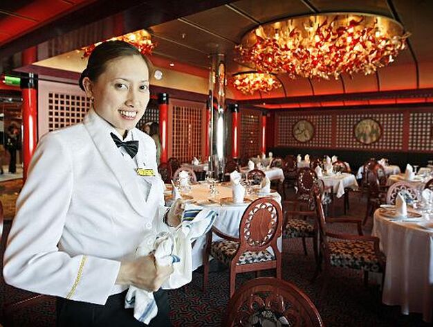 Una camarera saca brillo a la cristaler&iacute;a en el restaurante de cocina tipo bio, decorado con motivos orientales.

Foto: Julio Gonzalez