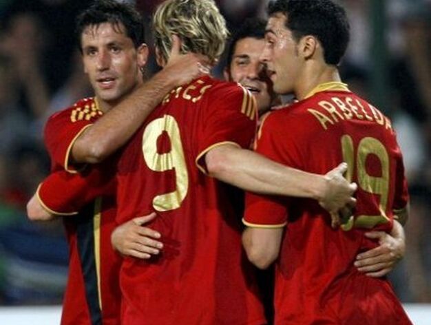 Los jugadores de la selecci&oacute;n espa&ntilde;ola celebran el primer gol de David Villa.