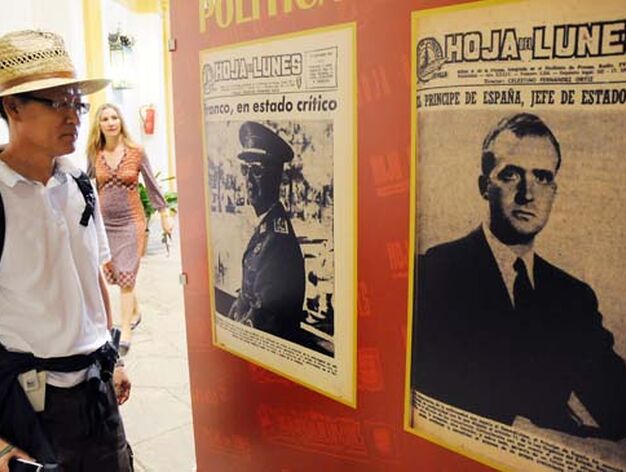 Un turista observa las portadas con la agon&iacute;a de Franco y la llegada al poder de don Juan Carlos.