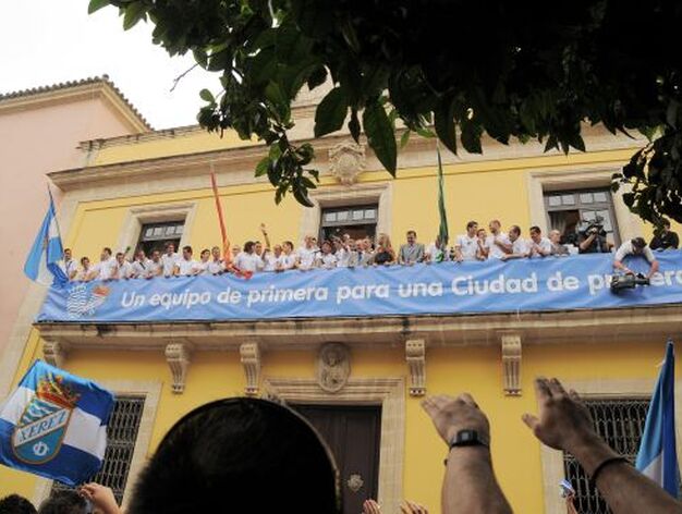 Miles de aficionados azulinos se congregaron a las puertas del Ayuntamiento para homenajear a los futbolistas por su ascenso.

Foto: redacci?r?ca