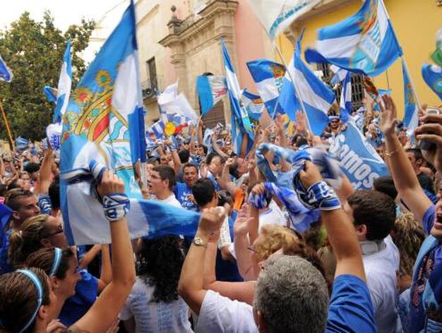 Miles de aficionados azulinos se congregaron a las puertas del Ayuntamiento para homenajear a los futbolistas por su ascenso. 

Foto: redacci?r?ca