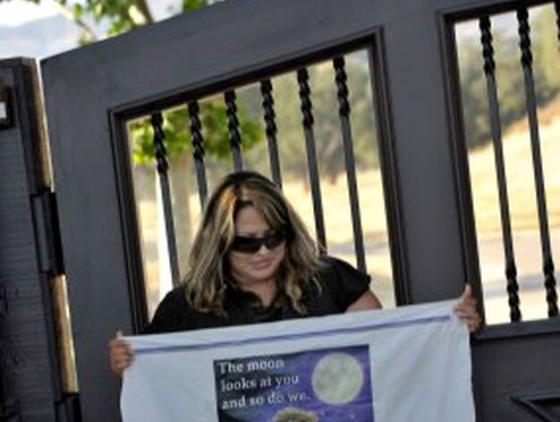 Los fans acudieron a las puertas del hospital de UCLA para mostrar sus condolencias.

Foto: Reuters, Efe, Afp