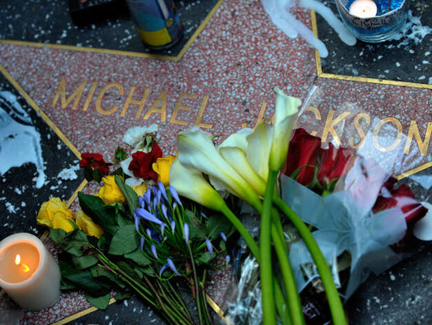 Velas y flores en su estrella del paseo de la fama de Hollywood.

Foto: Reuters, Efe, Afp