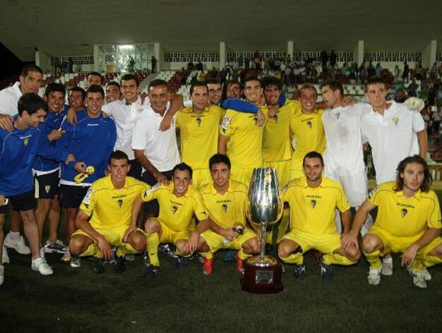 Los futbolistas amarillos posaron con la copa reci&eacute;n conquistada para los medios gr&aacute;ficos. 

Foto: J.D.Corzo