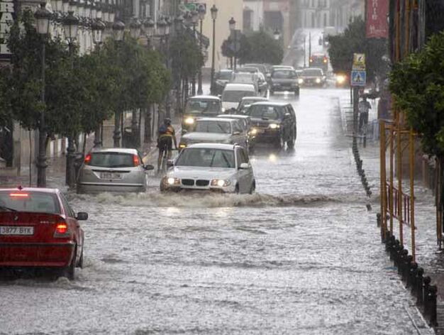 Un coche intenta cruzar la calle Virgen de la Paz en Ronda, inundada de agua a causa de la tromba de agua.
FOTO:Javier Flores