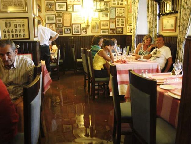 Algunos clientes de restaurantes optaron por permanecer en las mesas a pesar de que el agua cubr&iacute;a los locales.
FOTO:Javier Flores