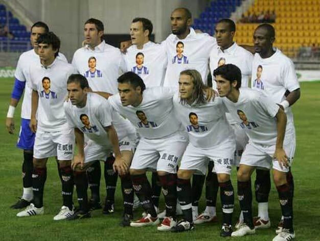 El equipo inicial del Sevilla, con el recuerdo a Jarque.

Foto: Kiki