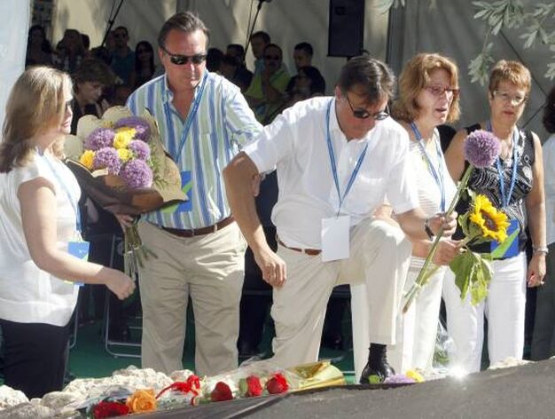 Familiares de las v&iacute;ctimas del accidente del avi&oacute;n de Spanair que se dispon&iacute;a a volar entre Madrid y Gran Canaria contemplan emocionados una placa conmemorativa, en los jardines de la T-2 del aeropuerto de Barajas.