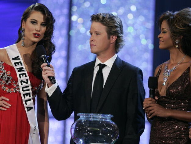 La venezolana Stefan&iacute;a Fern&aacute;ndez responde a la pregunta final de los jurados antes de saber la decisi&oacute;n del concurso Miss Universo 2009.

Foto: Efe