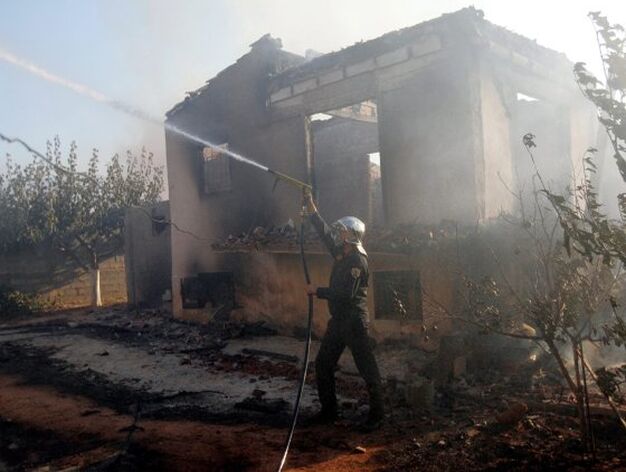 Lo habitantes de la ciudad de Kato Souli enfrentan el segundo d&iacute;a de incendio, mientas los bomberos luchan contra las llamas.

Foto: Efe