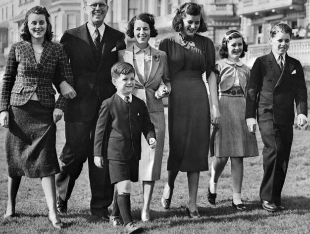 La familia Kennedy en Londres, marzo de 1938. El senador es el menor de los hermanos.

Foto: Efe