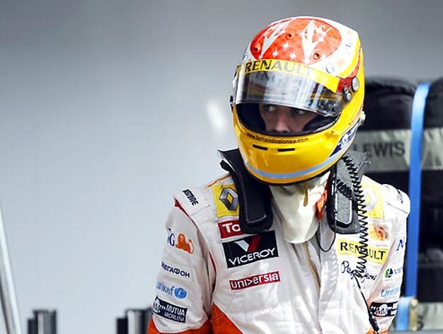 Fernando Alonso, despu&eacute;s de abandonar la carrera en Spa.

Foto: Afp Photo / Reuters / Efe