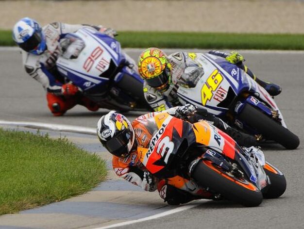 Dani Pedrisam Valentino Rossi y Jorge Lorenzo toman una curva durante el Gran Premio de Motociclismo de Indian&aacute;polis.