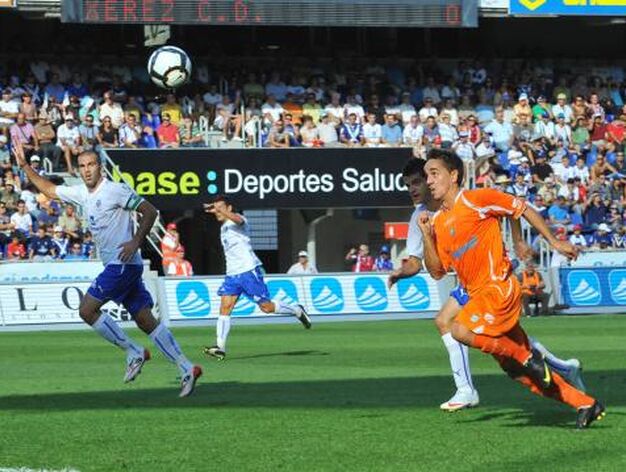 Carlos Calvo, solo ante el peligro, realiza una galopada en el primer periodo rodeado por varios jugadores del Tenerife. 

Foto: lof