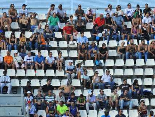 Medio centenar de aficionados azulinos se dio cita en el estadio Heliodoro Rodr&iacute;guez. Portaban banderas y se dejaron notar en algunos momentos del encuentro disputado ayer. 

Foto: lof