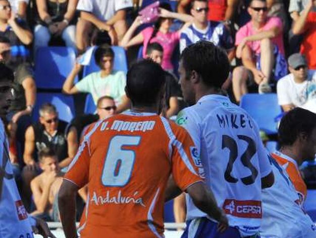 Moreno y M&iacute;kel Alonso tuvieron un bonito duelo en el centro del campo.

Foto: lof