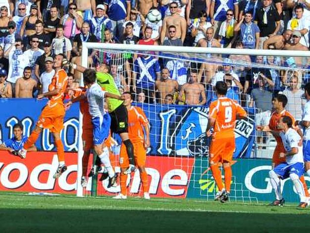 Renan saca los pu&ntilde;os ante Moreno y un futbolista del Tenerife en uno de los numerosos c&oacute;rners botados por el conjunto chicharrero durante todo el partido.

Foto: lof- efe