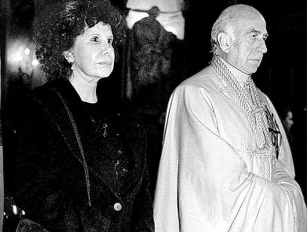 La duquesa de Alba, junto a un miembro de la Orden de Alc&aacute;nta durante el funeral de Mar&iacute;a de las Mercedes de Borb&oacute;n y Orleans, Condesa de Barcelona.