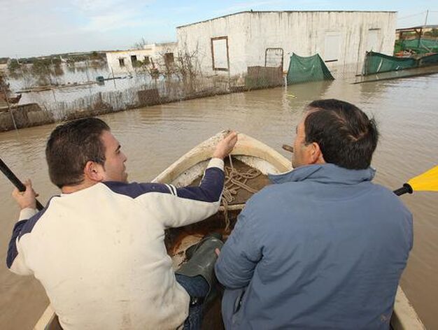 Los vecinos de Las Pachecas recurren a barcas para sacar sus pertenencias de las casas.

Foto: Juan Carlos Toro