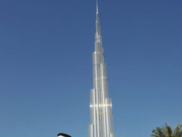 Un grupo de dubait&iacute;es pasea bajo la Burj Dubai. / Efe