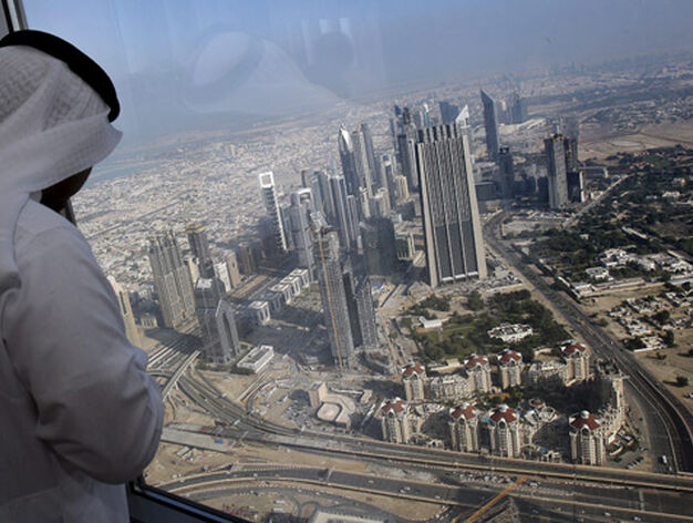 Un visitante observa el paisaje desde el piso 124 de la torre Burj Dubai. / Efe